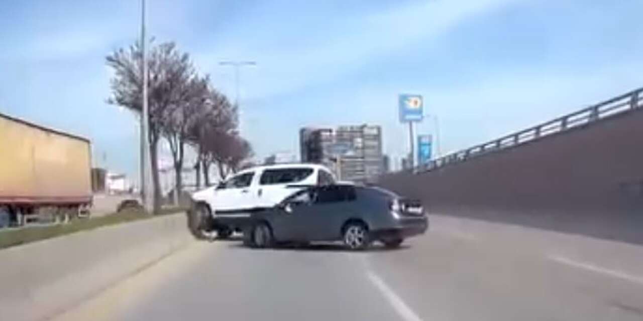 Makas atan otomobil, şeridinde giden hafif ticari aracı devirdi