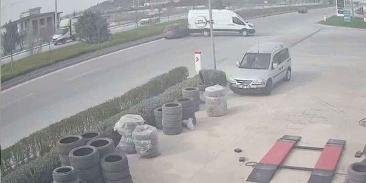 Konya’da bir garip kaza! Sürücüsüz minibüs otomobile çarptı