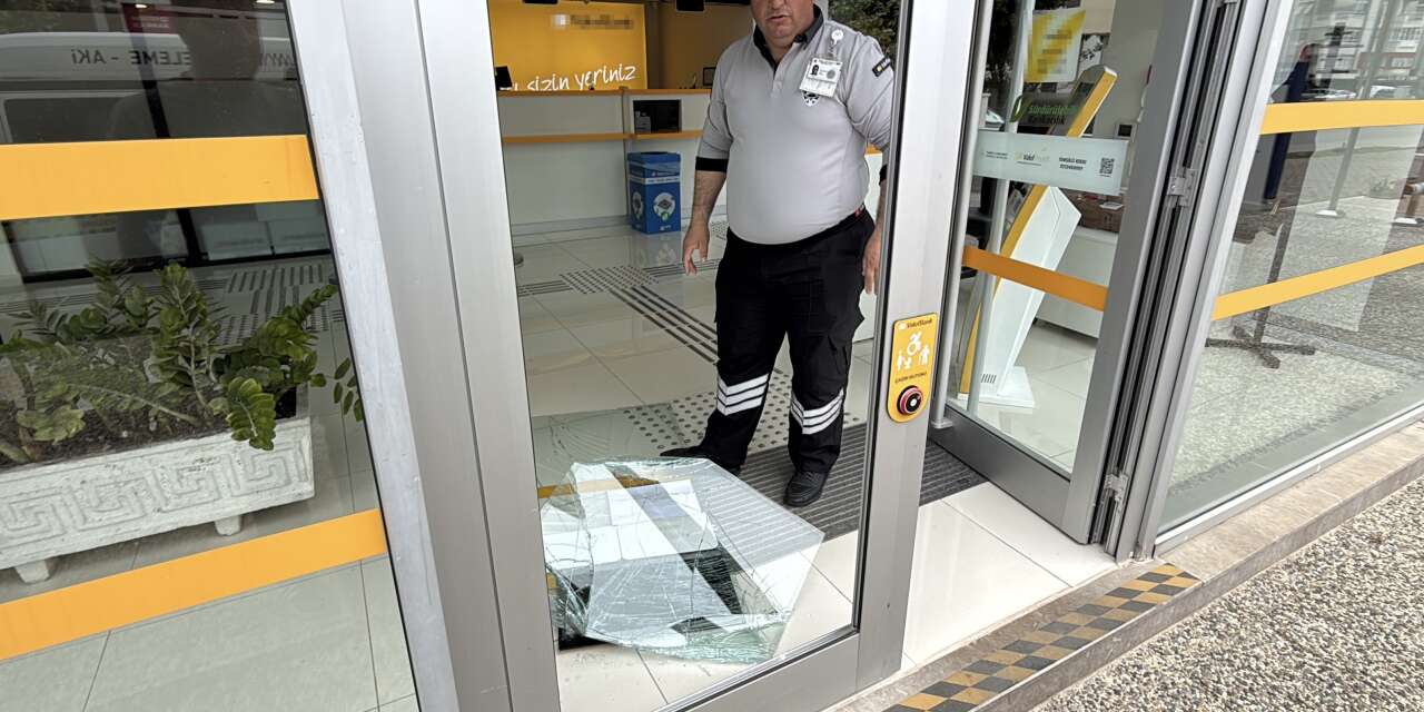 Banka şubesine saldırı! Kapıyı tekmeyle kırdı, sırra kadem bastı
