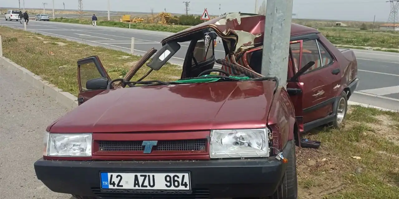 Konya’da kamyonla çarpışıp direğe vuran TOFAŞ bu hale geldi