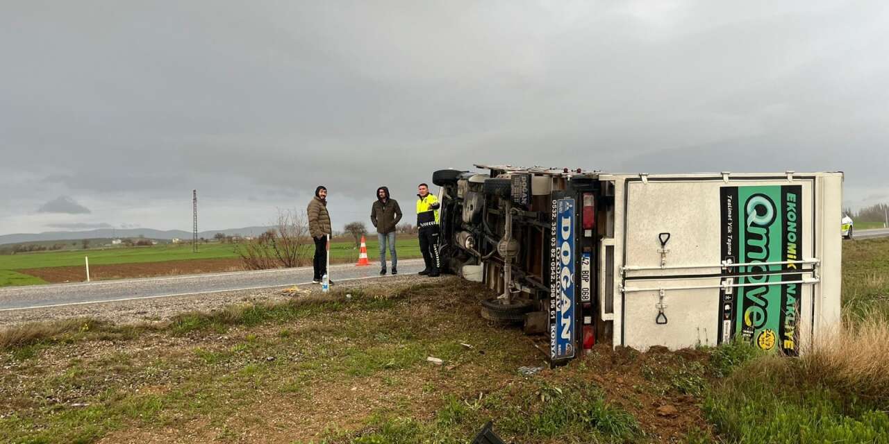 Konya’da kamyonet yan yattı, içindekiler sağ çıktı