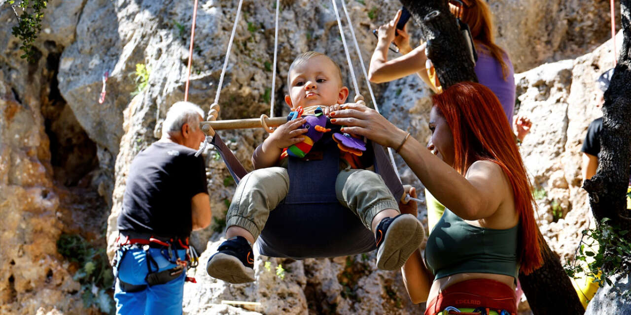 15 aylık bebekleriyle zirveleri aştılar! Doğa tutkusu ailece sınır tanımadı