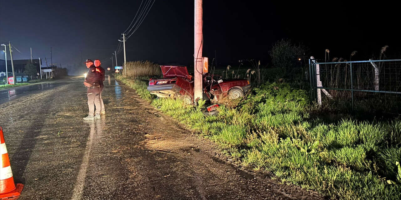Otomobil beton direğe çarptı! 1 ölü, 1 yaralı var
