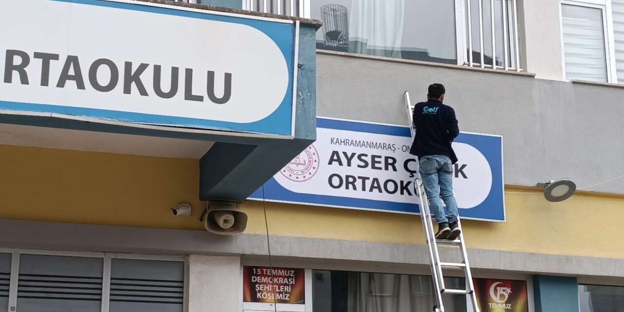 Katliamın yaşandığı okulun tabelası kaldırıldı