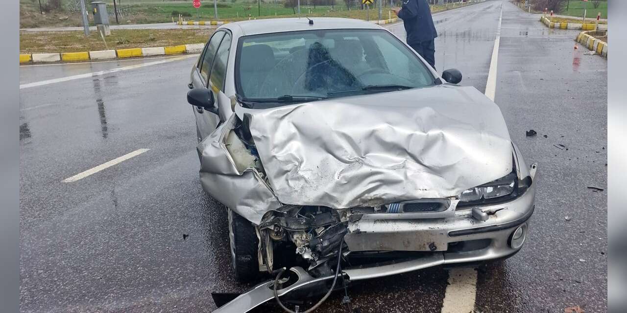 Konya’da iki araç çarpıştı, aynı aileden 4 kişi yaralandı