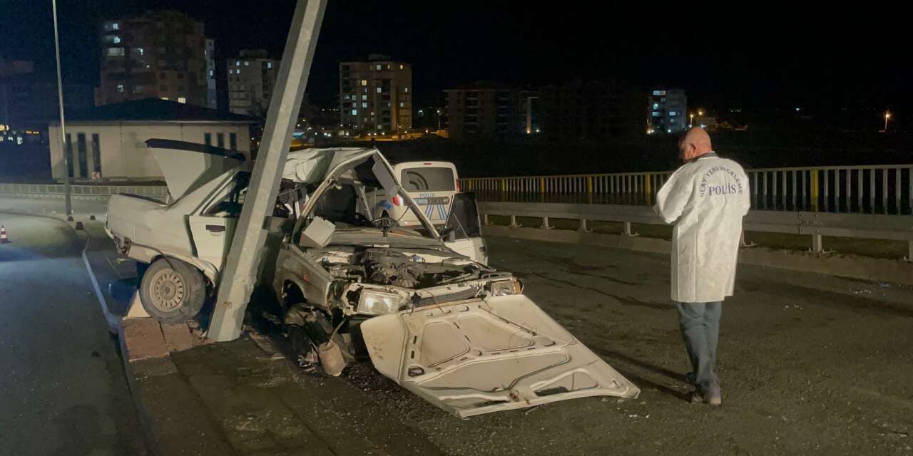 Otomobil üst geçitte direğe çarptı! 1’i ağır 2 yaralı var