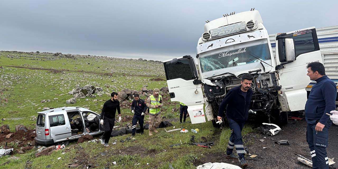 TIR ile hafif ticari aracın çarpışması sonucu 2 kişi öldü