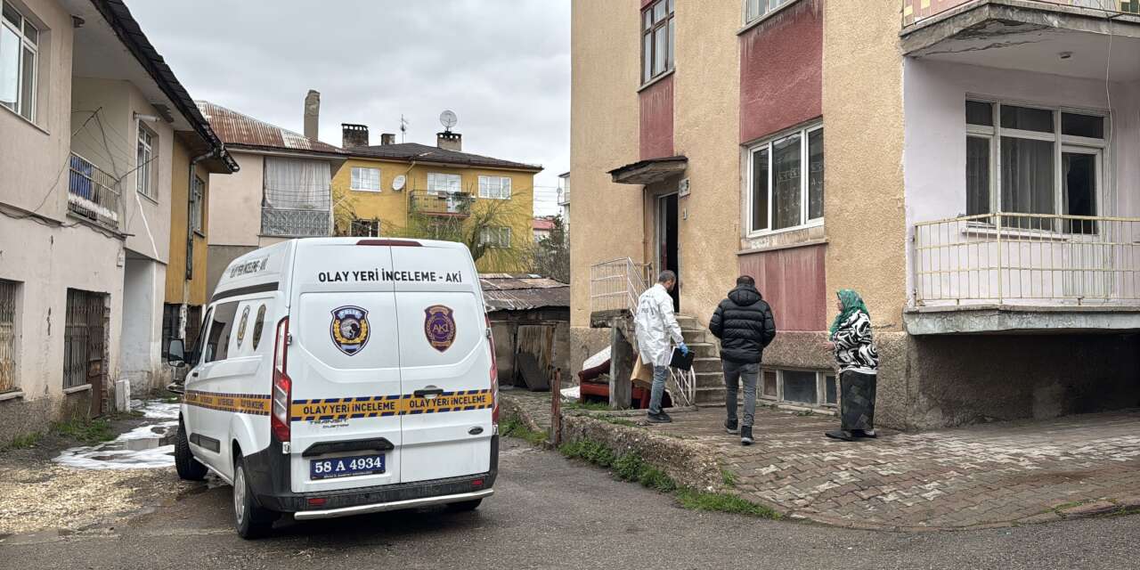 Bıçakladığı eşini eve kilitleyip kaçtı