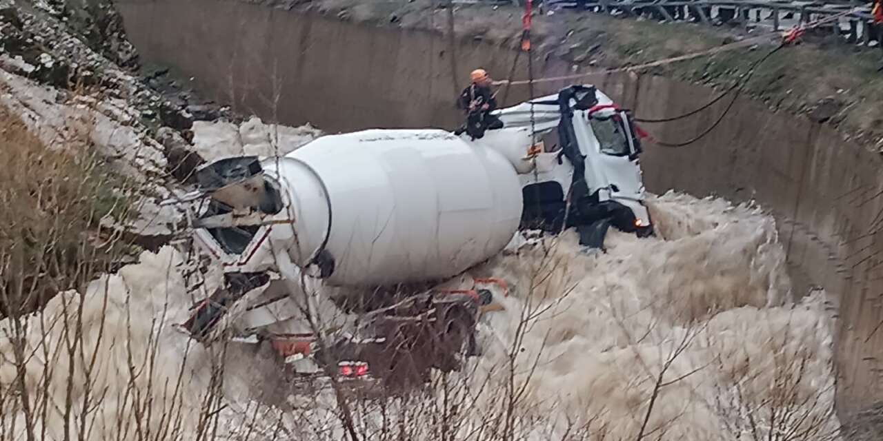 Beton mikseri dereye yuvarlandı! Şoför kayıp