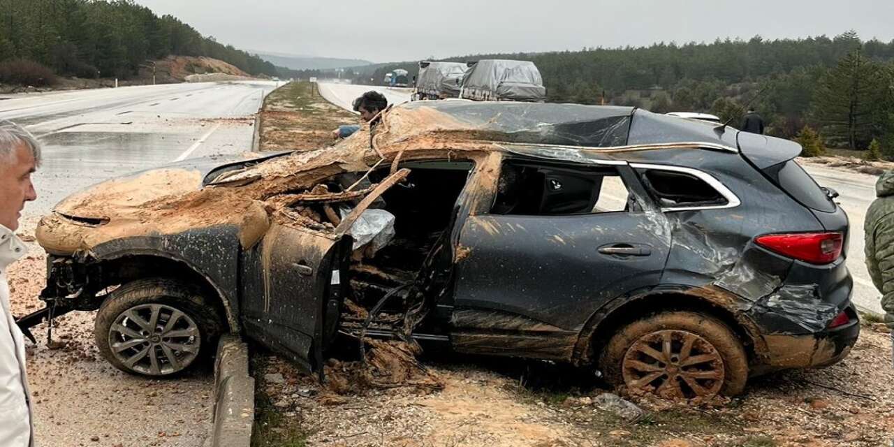 Konya’da yağışın etkili olduğu yolda araç refüje devrildi