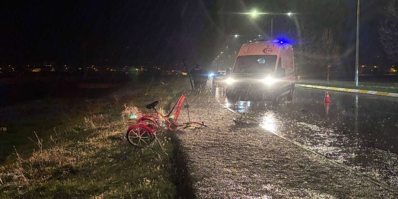 Taksiyle çarpışan bisiklet ikiye bölündü, sürücü hayatını kaybetti