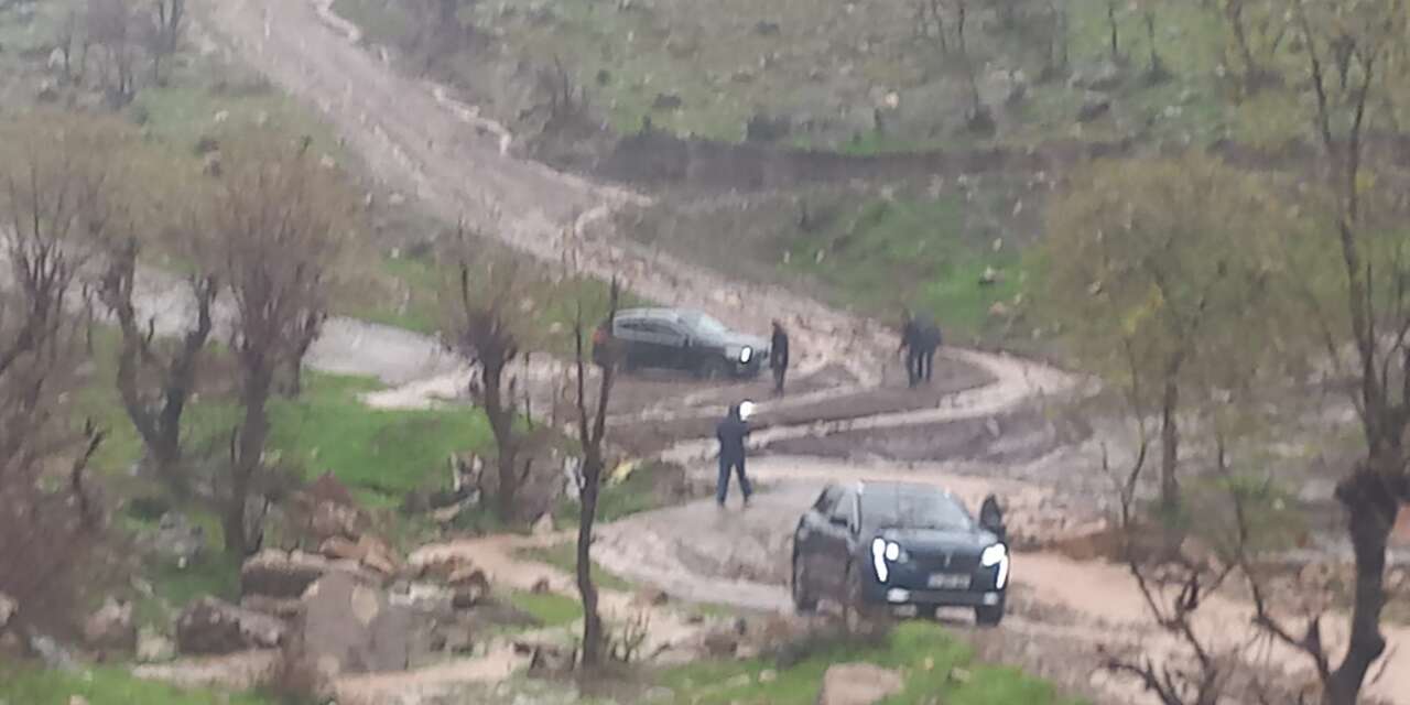 Köy okulunda görev yapan öğretmenler selde mahsur kaldı