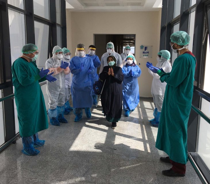 Konya'da kronik hastalıkları olan 74 yaşındaki kadın koronavirüsü yendi