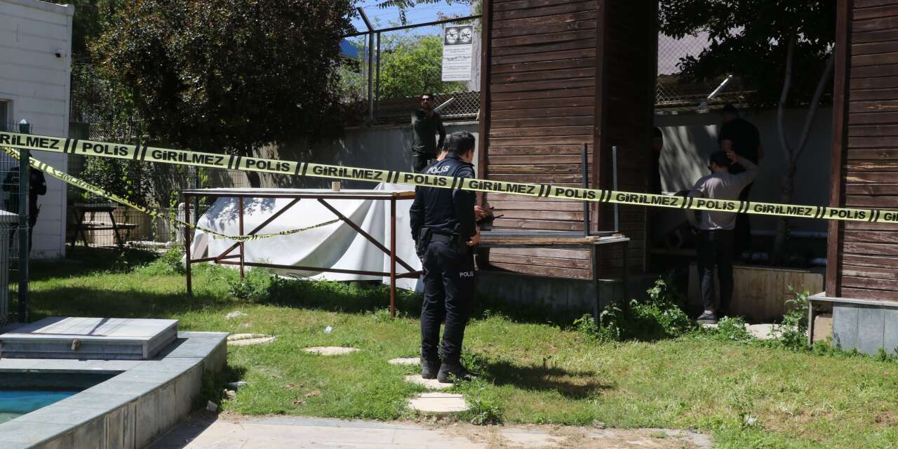 LED ekranın ayağının içinde çürümüş ceset bulundu