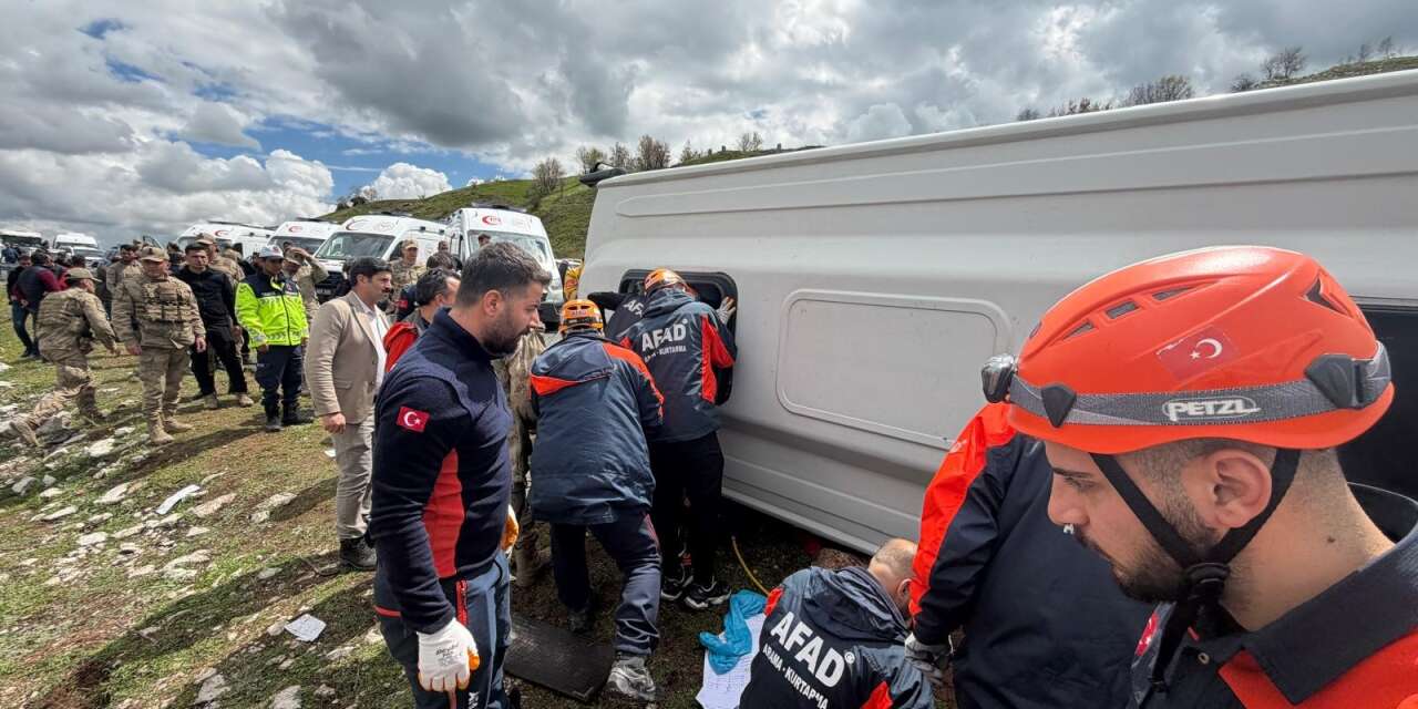 Yolcu otobüsü devrildi! Ölü ve çok sayıda yaralı var