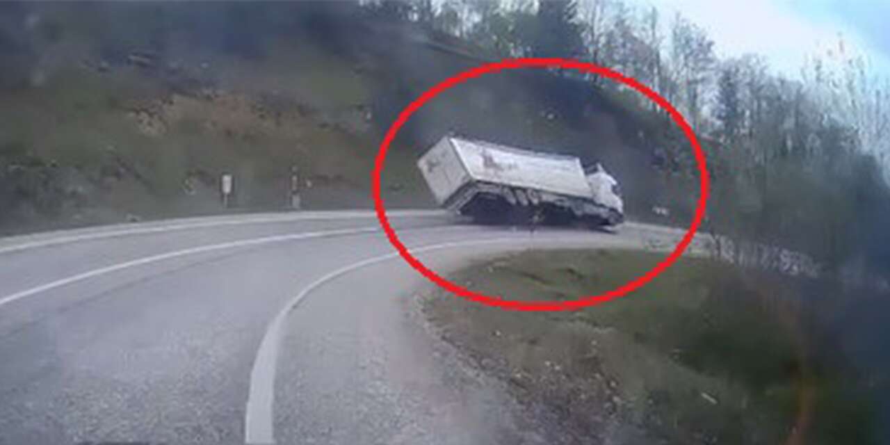 Freni boşalan TIR virajda devrildi! Kaza anı kamerada
