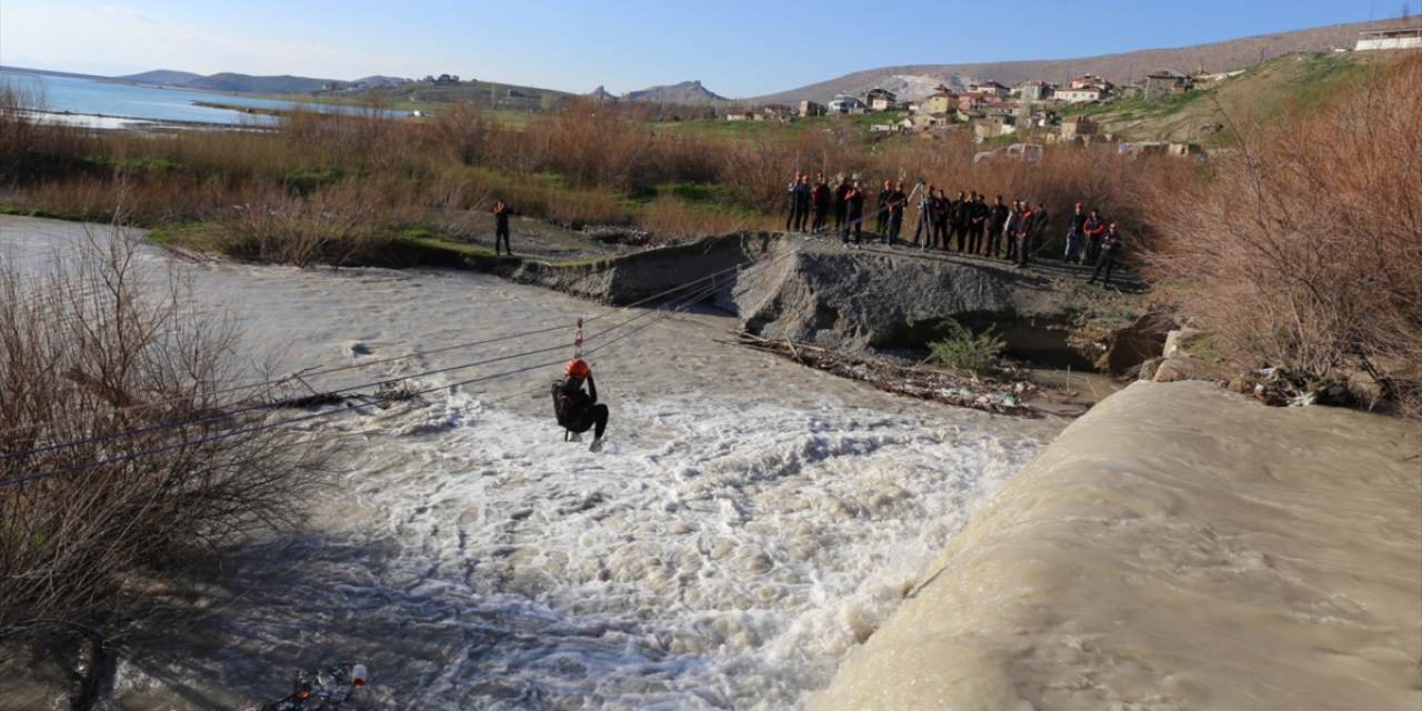 Konya’da baraj patladı, 17 kişi akıntıya kapıldı! Tatbikat gerçeği aratmadı