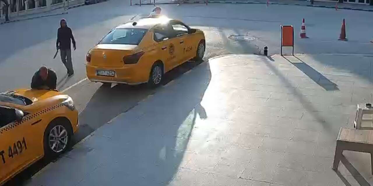 Satırlı saldırgan dehşet saçtı! 3 kişi hastaneye kaldırıldı