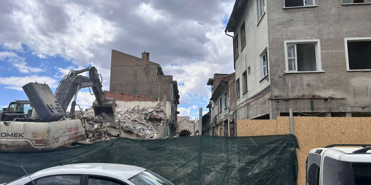 Konya’nın kalbinde yıkım sürüyor