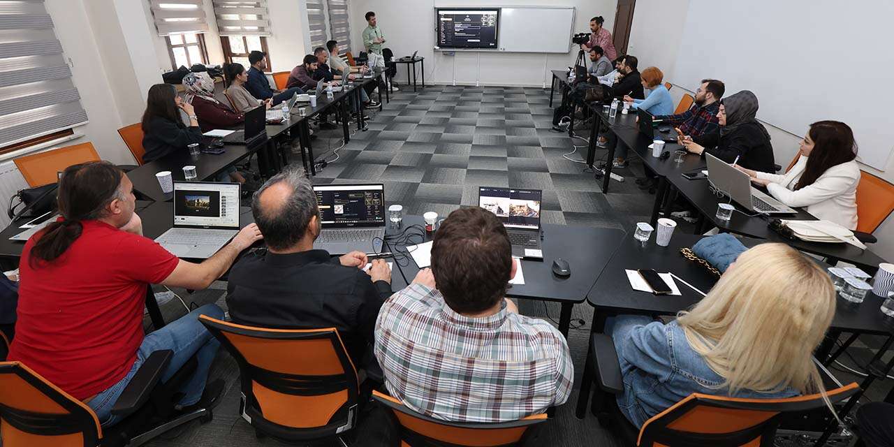 Konya’da belediye personellerine yapay zeka eğitimi verildi