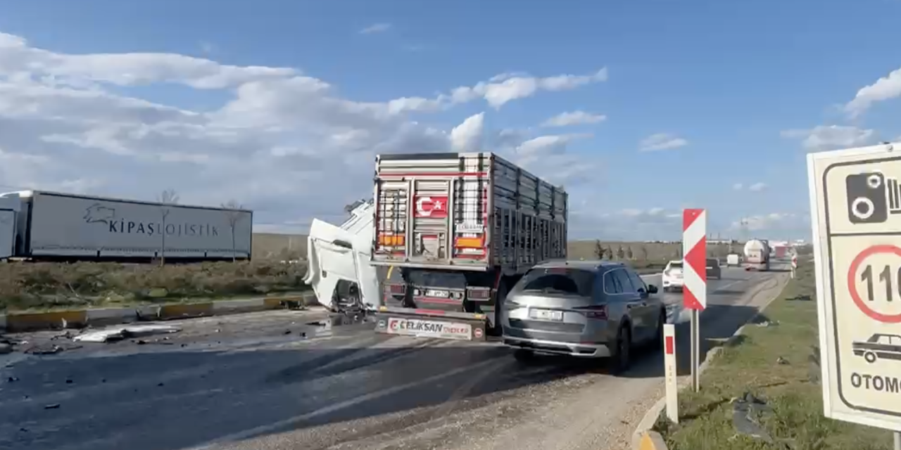 Konya’da iki TIR çarpıştı, ekipler sürücülere yardıma koştu