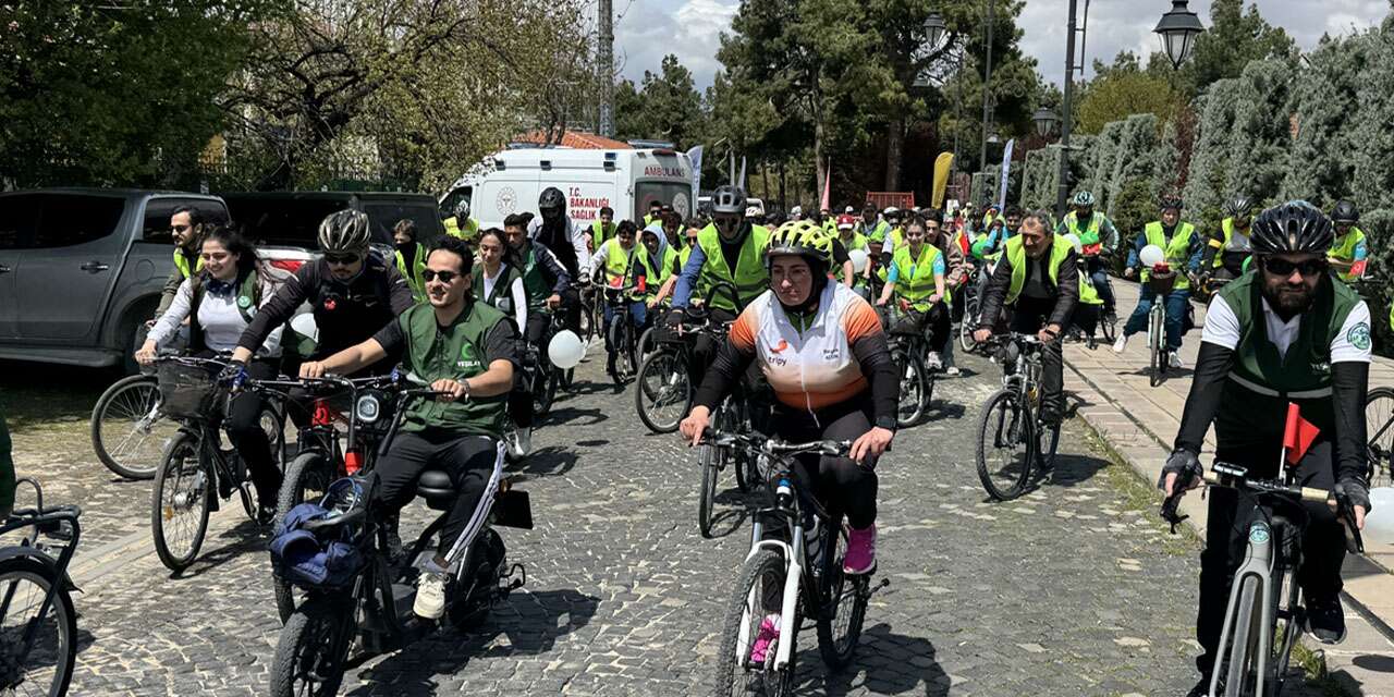 Konya’da Yeşilay ekibi sağlık için pedal çevirdi