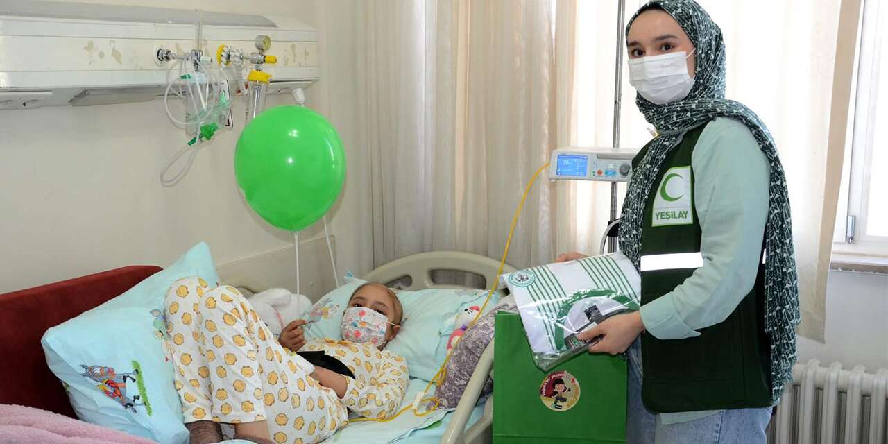 23 Nisan’da tedavi gören çocukların yüzü Konyaspor formasıyla güldü