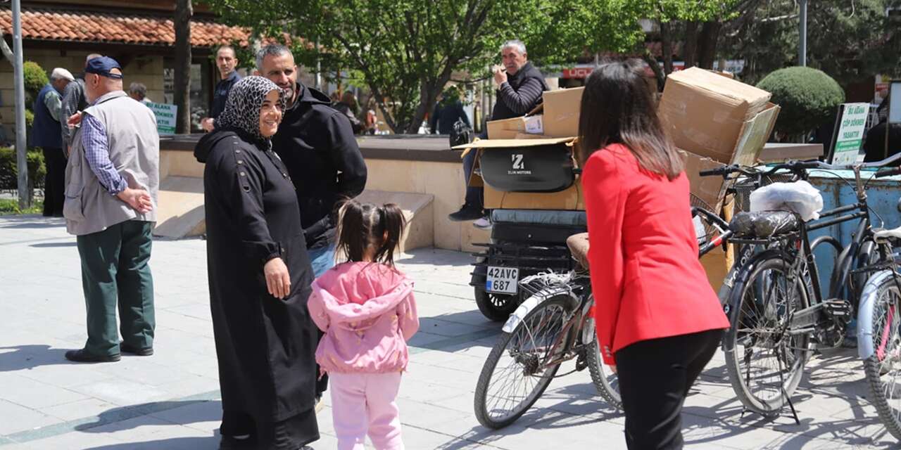 Konya Bedesten’de çocuklara iyilik dersi! Oyuncağı iade eden ödülü kaptı
