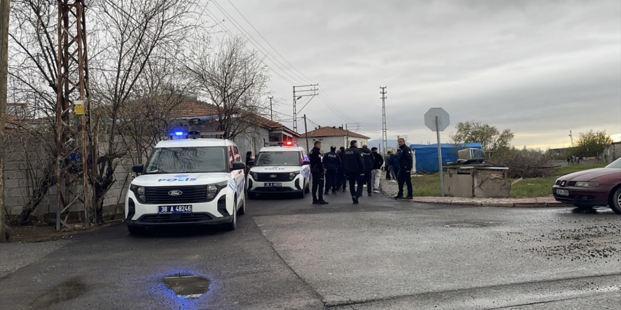 Akrabalar birbirine girdi! 3 kişi bıçaklandı