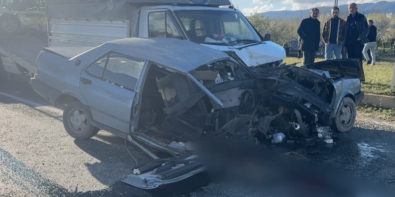 Tofaş ikiye bölündü, sürücü hayatını kaybetti