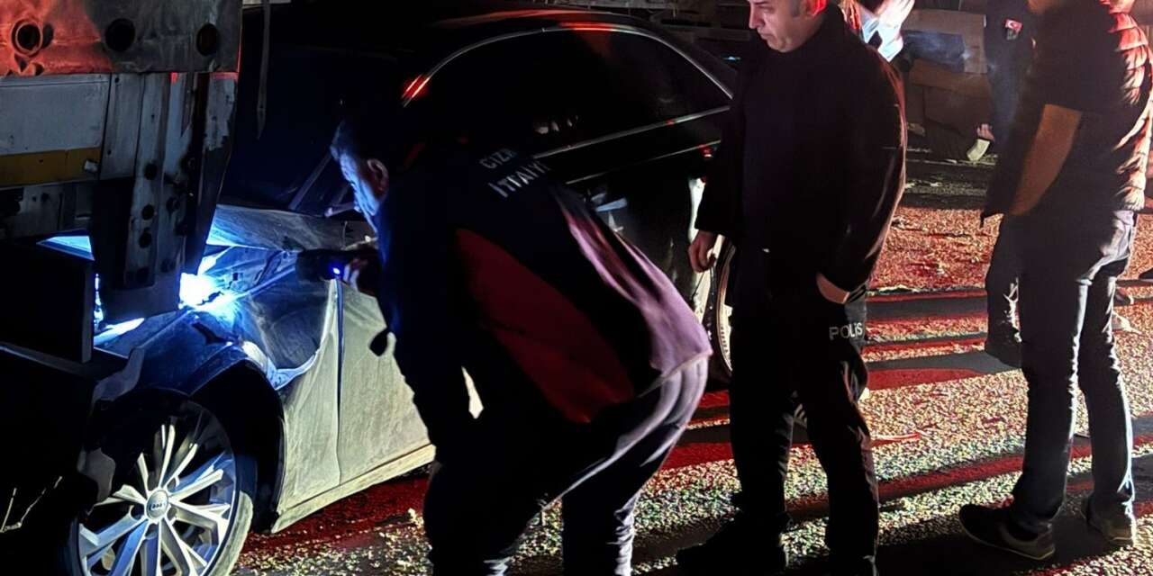 İki TIR arasında kalan Audi kağıt gibi ezildi, sürücü yaralı kurtuldu