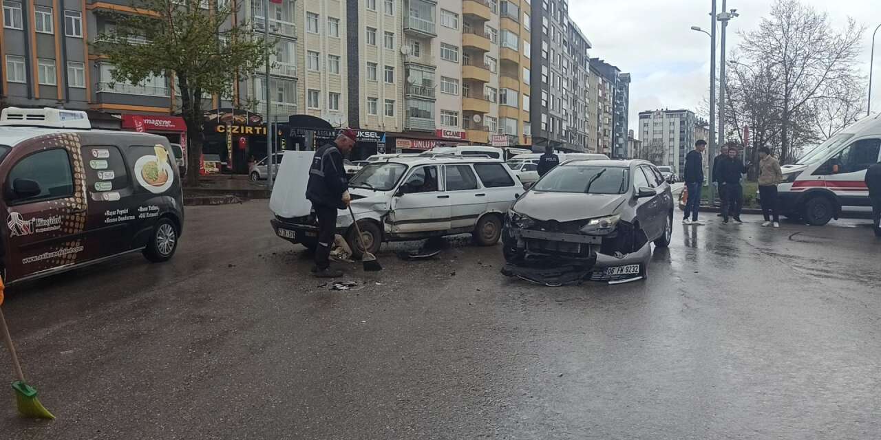 Konya’da kavşakta kaza! İki otomobil çarpıştı, 1 yaralı var