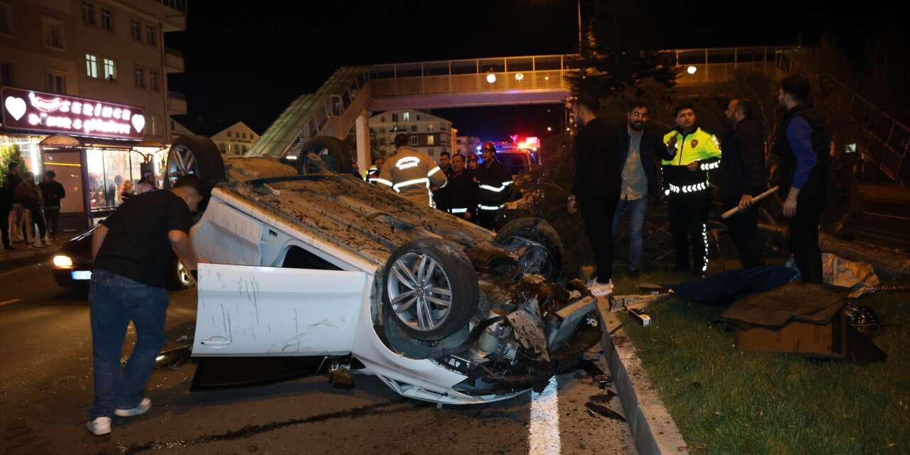 Köpeğe çarpmamak için direksiyonu kırdı, otomobil devrildi