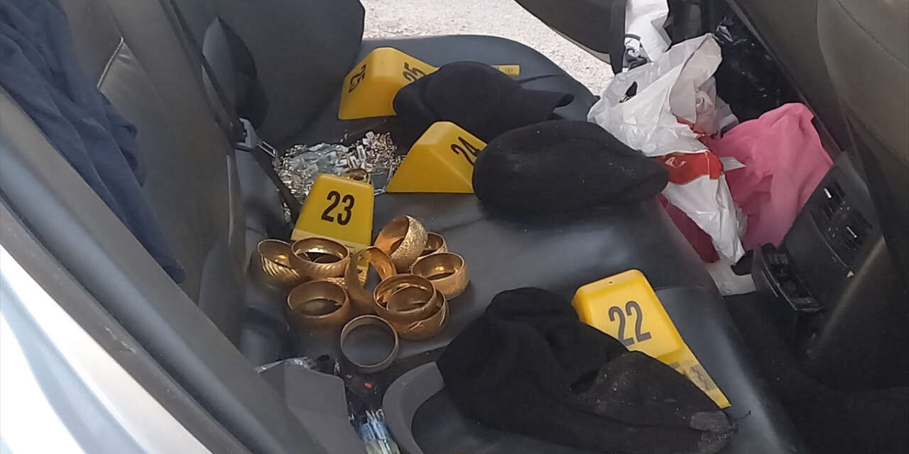 Kuyumcu soygununda film gibi kovalamaca! Kaçarken yola altın saçtılar