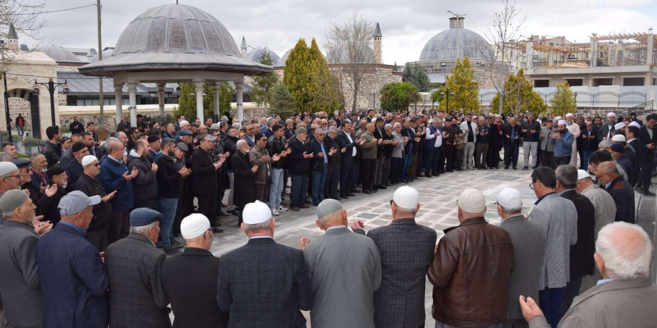 Konya’da hacı adayları dualarla kutsal topraklara uğurlanıyor