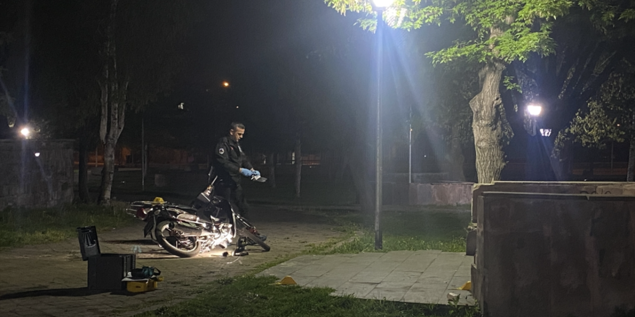 Parkta çıkan silahlı ve bıçaklı kavgada 2 kişi yaralandı