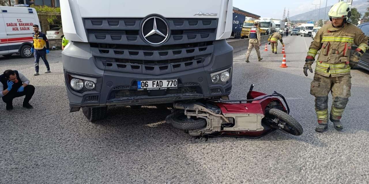 Kamyonun altında kalan motosikletli feci şekilde can verdi