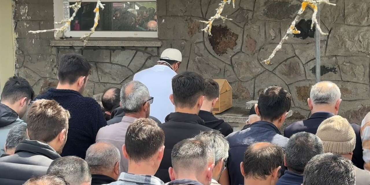 Annesinin boğazını keserek öldürdüğü bebek toprağa verildi