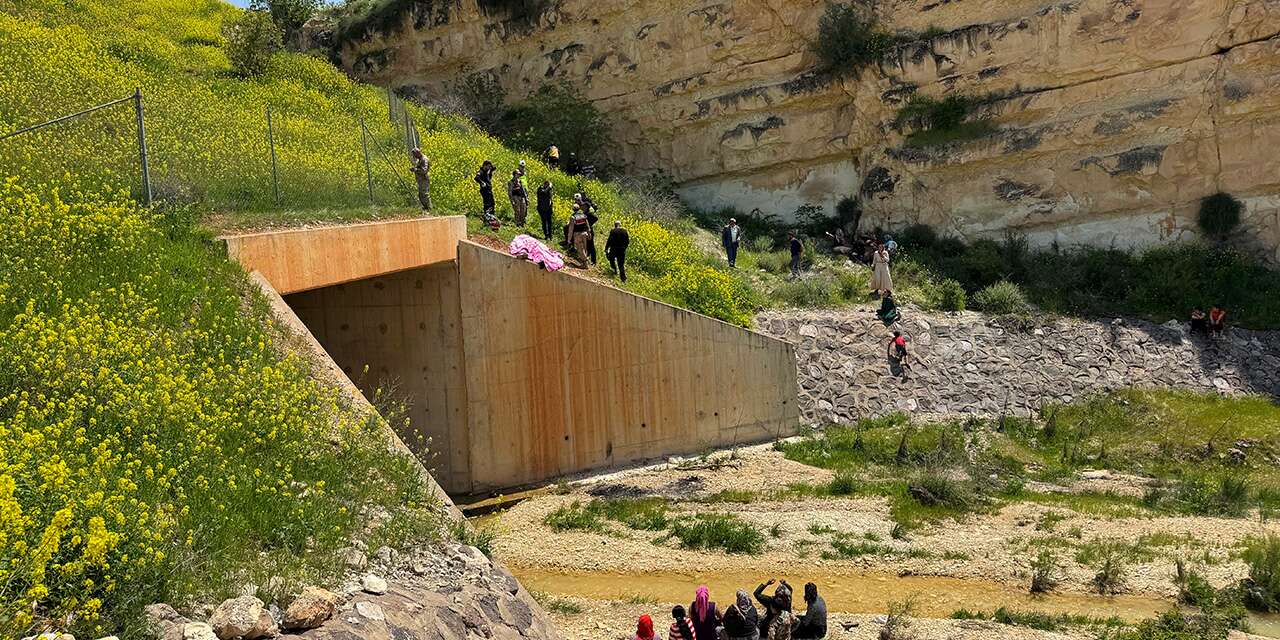 Muhtarın oğlu, menfezde asılı halde ölü bulundu