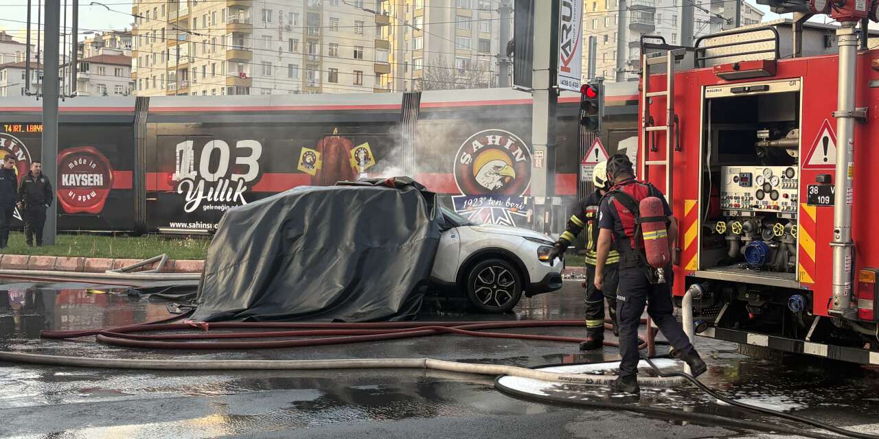 Elektrikli otomobilde çıkan yangına battaniye yöntemiyle müdahale