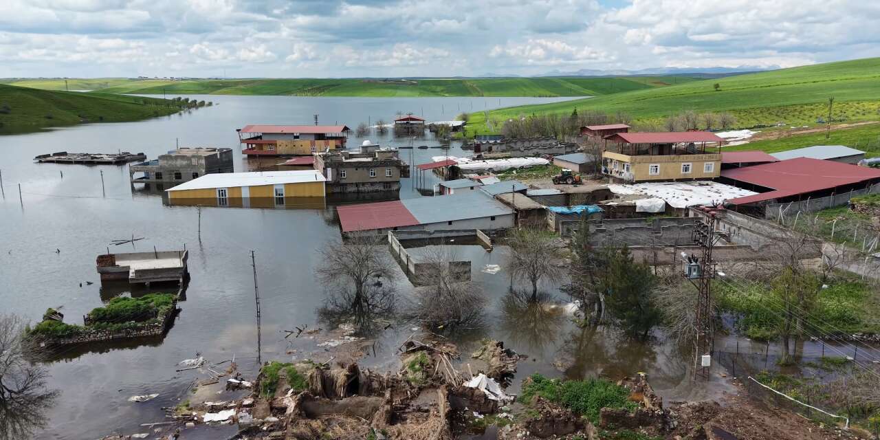 Baraj kapakları aşırı yağışa dayanamadı! Evler su altında kaldı