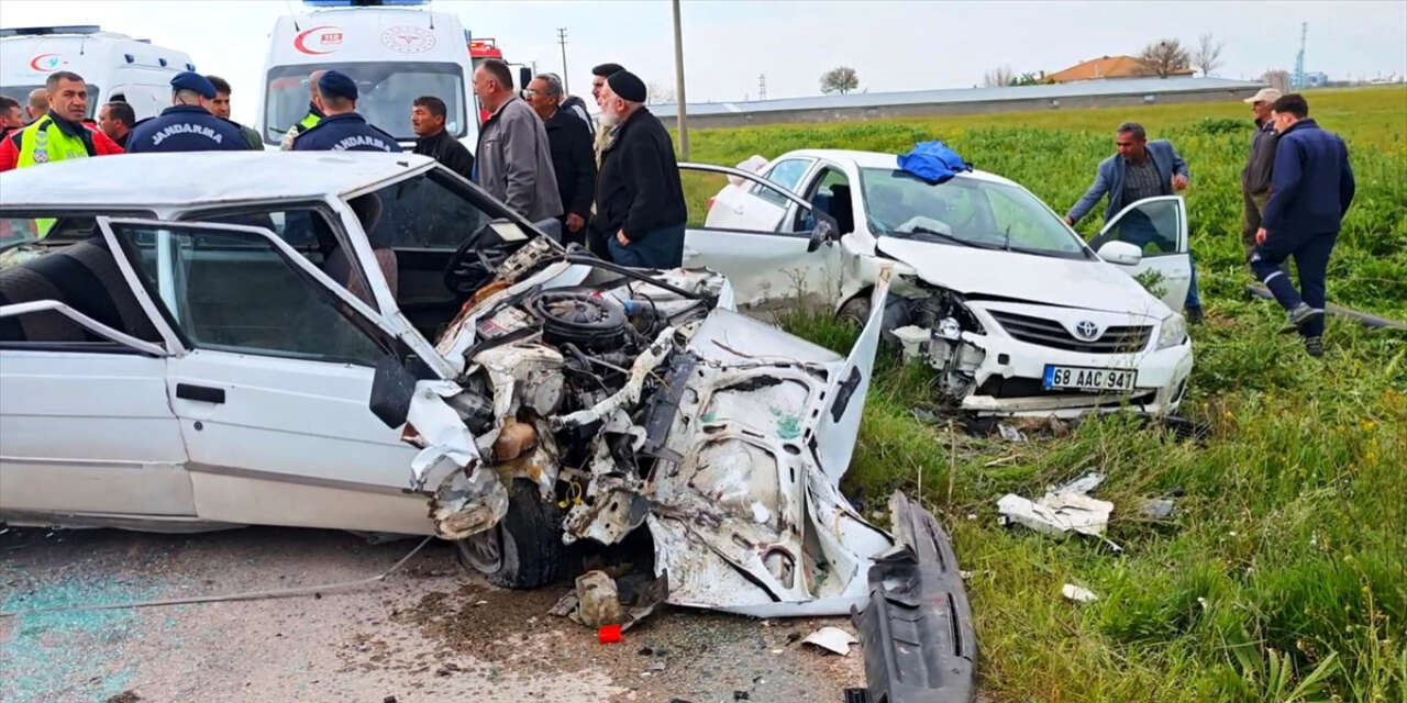 Sultanhanı yolunda biri Konya plakalı iki otomobil çarpıştı: 4 yaralı