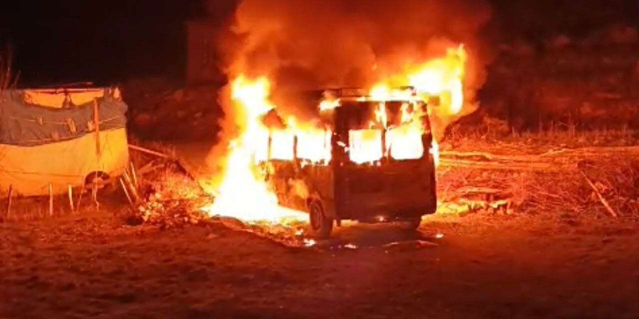 Muhtarın minibüsü yandı! Durum şüpheli bulundu
