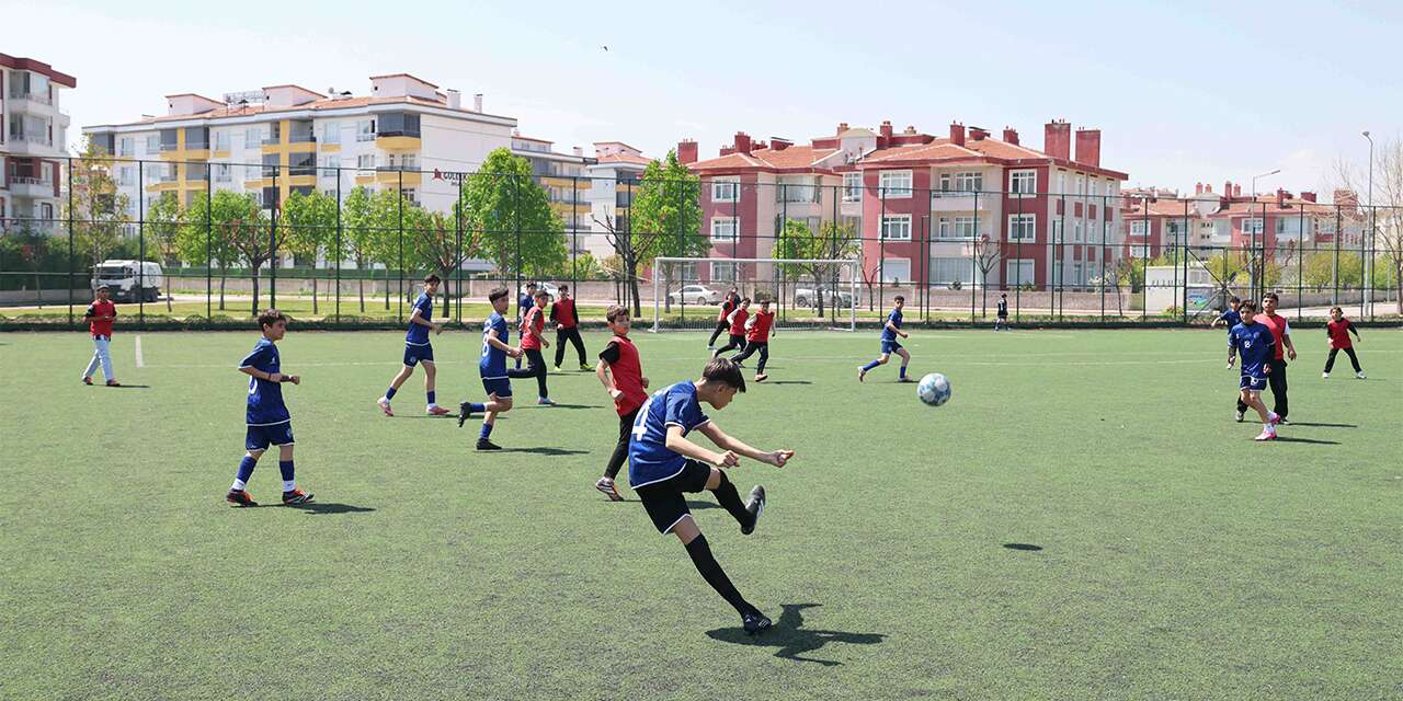 Konya’da ortaokullar arası futbol turnuvası başladı! 414 öğrenci sahada