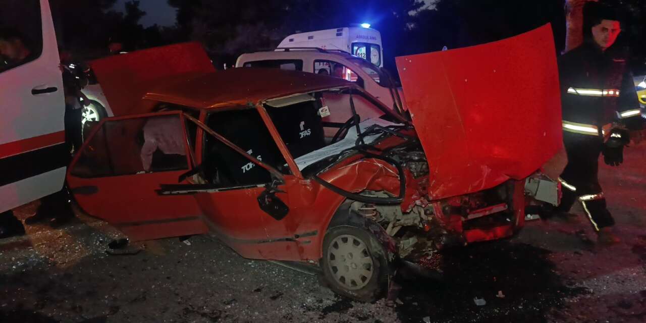 Tur minibüsüyle çarpışan TOFAŞ hurdaya döndü! 4 kadın yaralandı