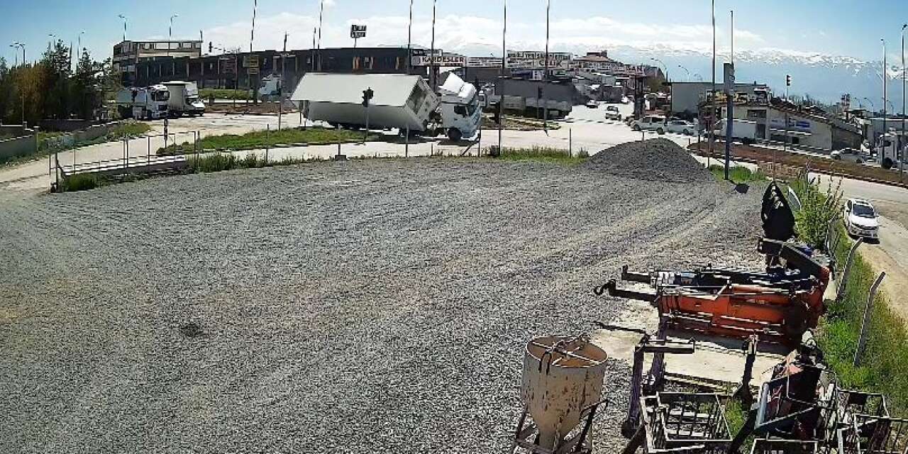 Konya’da TIR devrildi, kaza anı kamerada