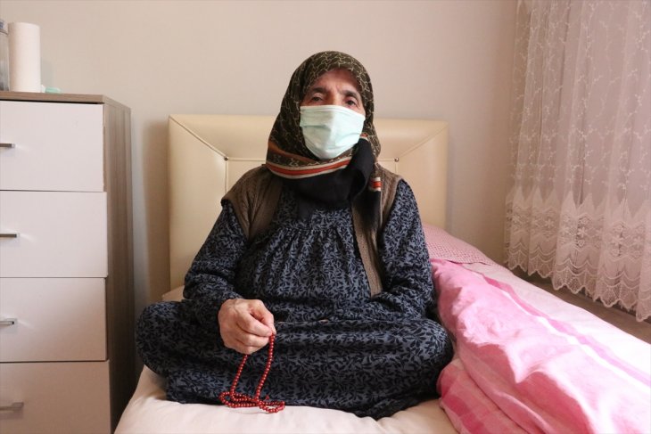 81 yaşındaki kadın koronavirüsü yendi