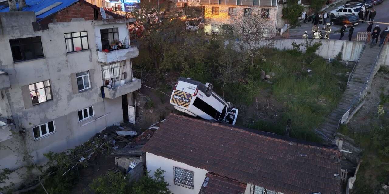 Takla atan öğrenci servisi evin çatısına uçtu! 1 ölü
