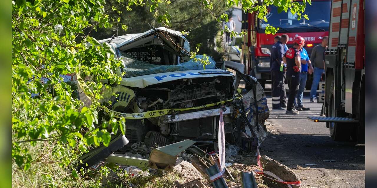 Freni boşalan TIR, 10 araca çarptı! Polis Serkan Hızlı şehit oldu, 2 ölü, 5 yaralı var
