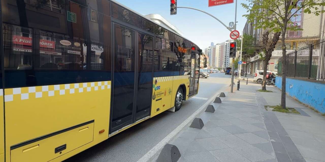 Yolun karşısına geçmeye çalışan öğrenci otobüsün altında kaldı